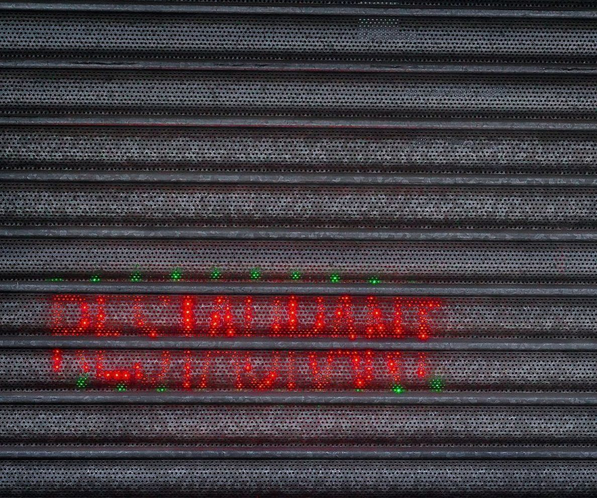 El mostrador de la panadería lleno de pan recién hecho